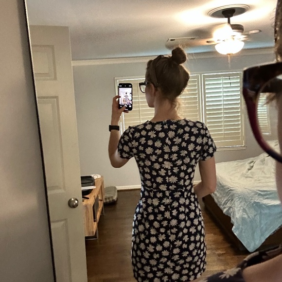 Vintage Daisy Dress - Picture 2 of 2